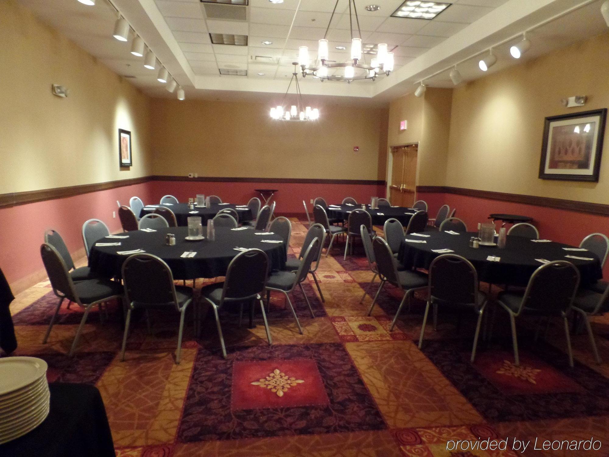 Holiday Inn Hotel & Suites Owatonna Екстериор снимка