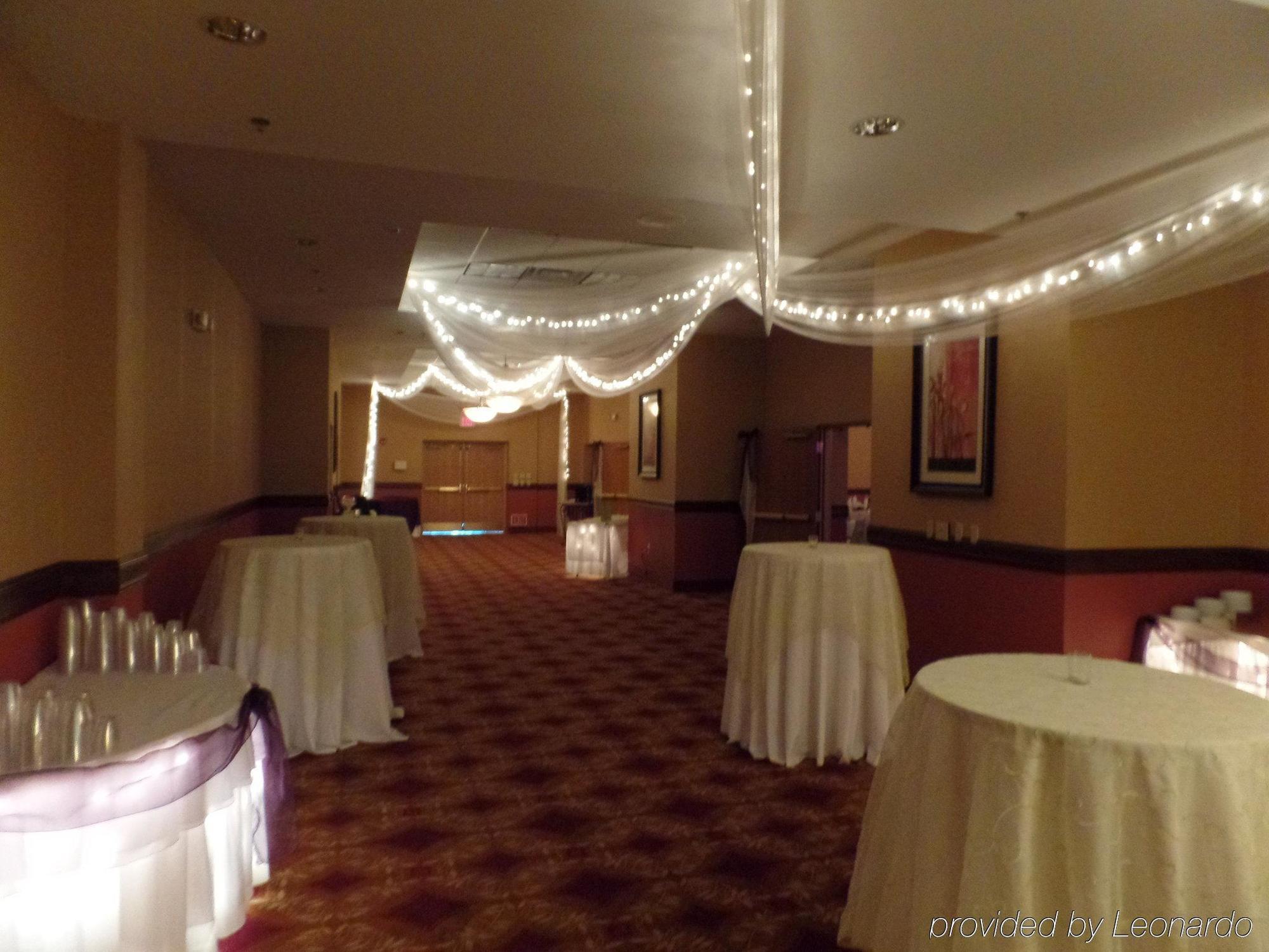 Holiday Inn Hotel & Suites Owatonna Екстериор снимка