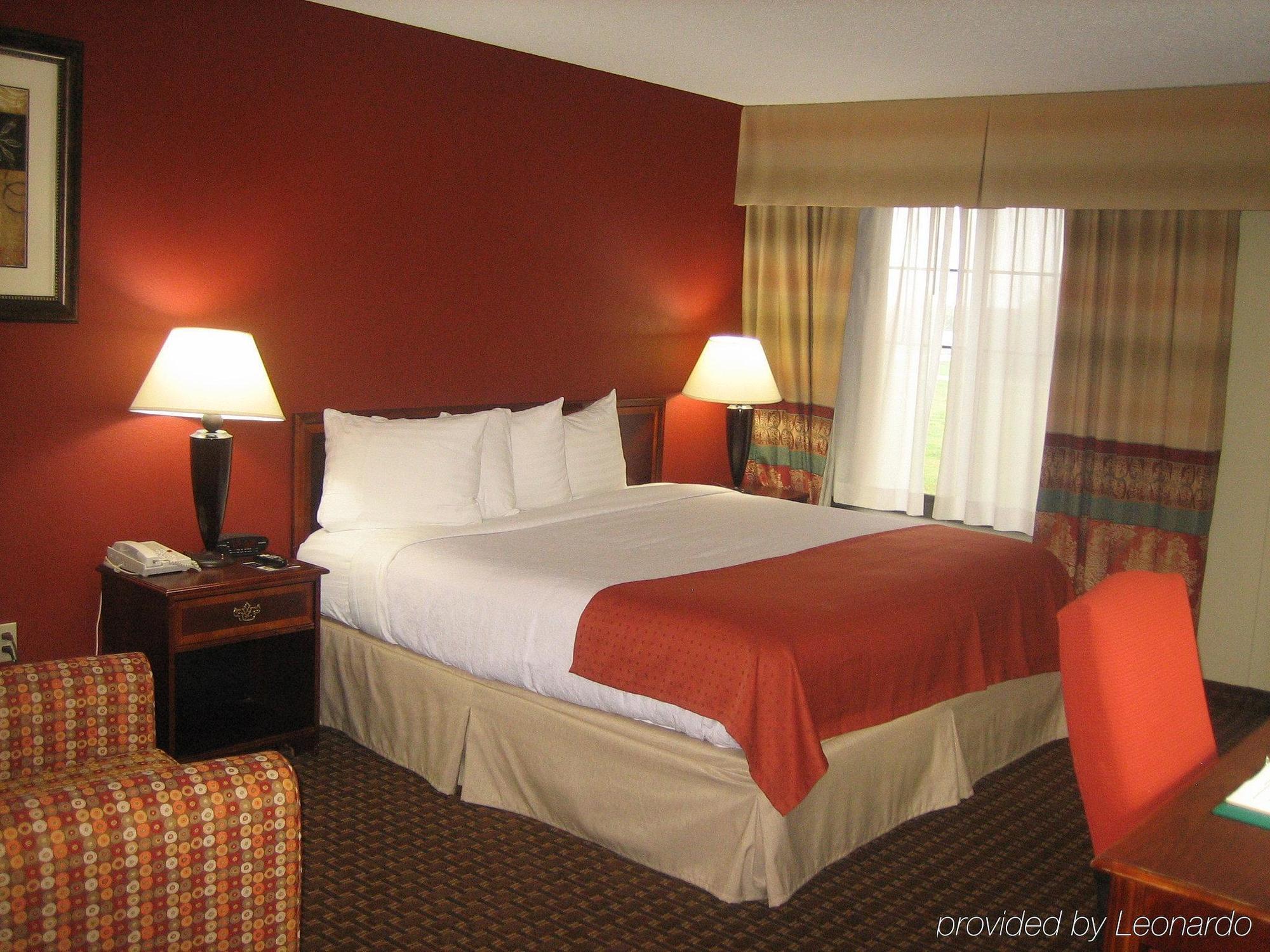 Holiday Inn Hotel & Suites Owatonna Стая снимка