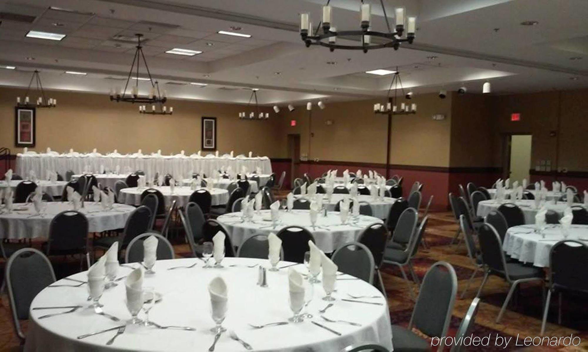 Holiday Inn Hotel & Suites Owatonna Екстериор снимка