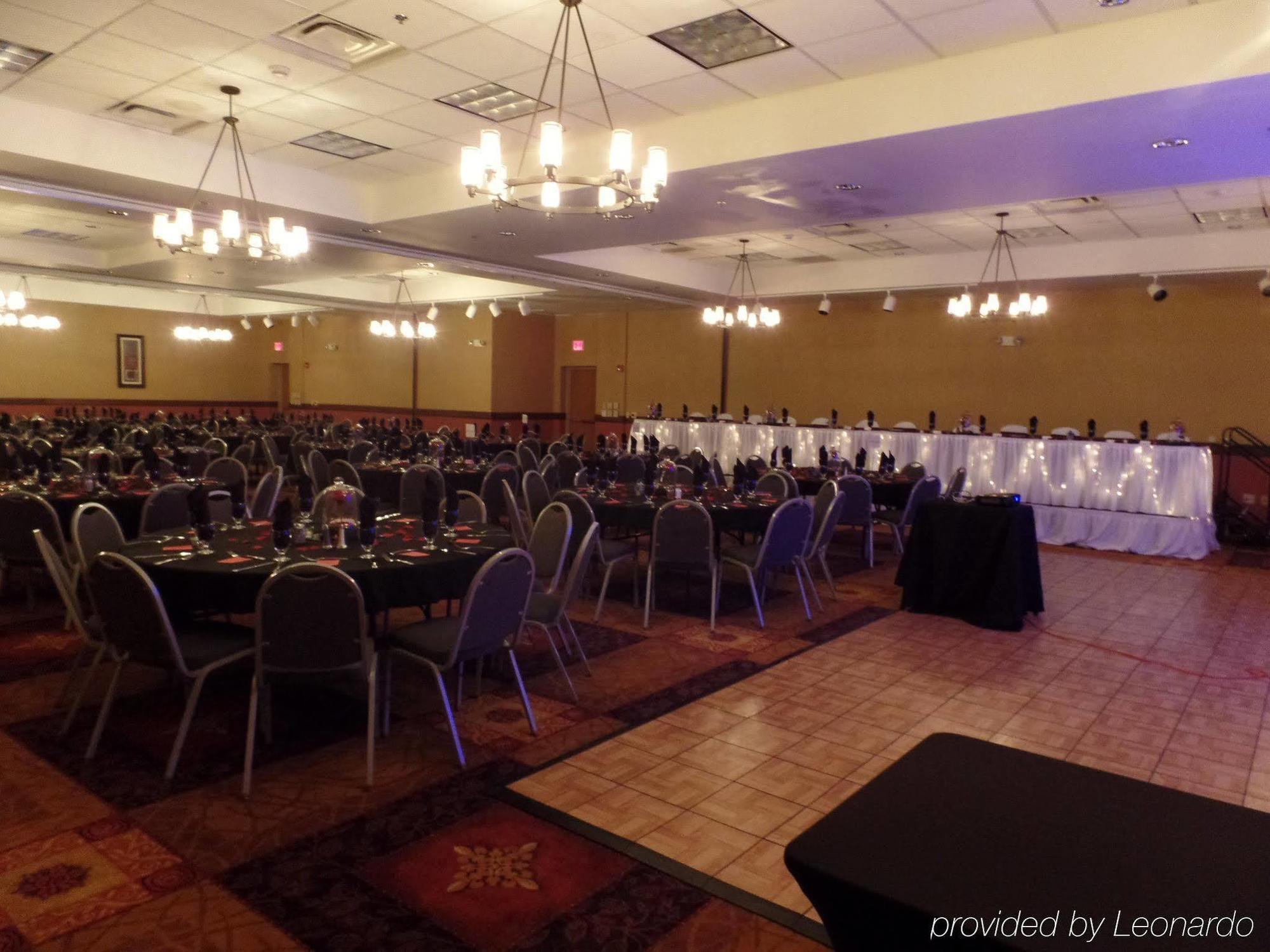 Holiday Inn Hotel & Suites Owatonna Екстериор снимка