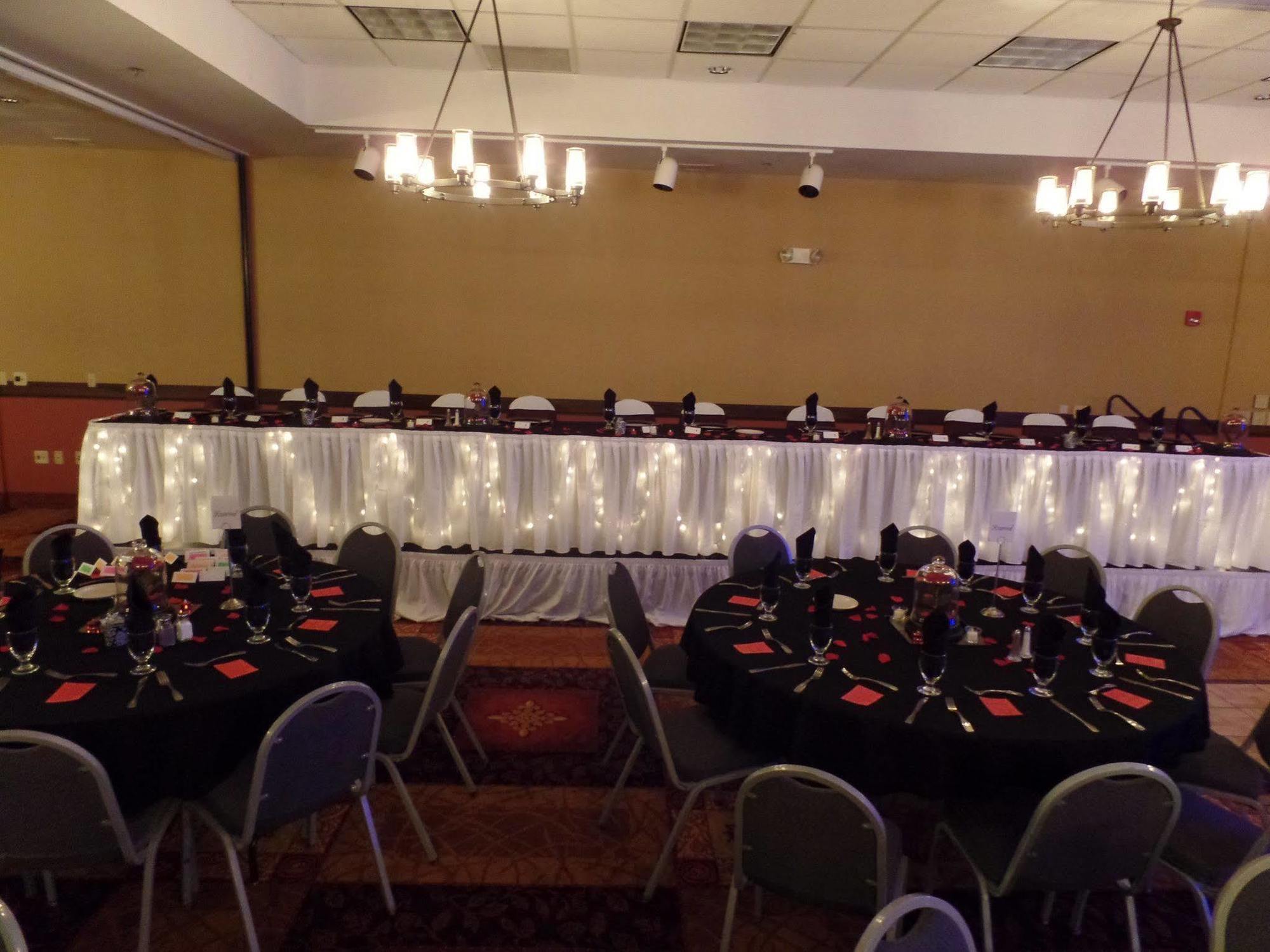 Holiday Inn Hotel & Suites Owatonna Екстериор снимка