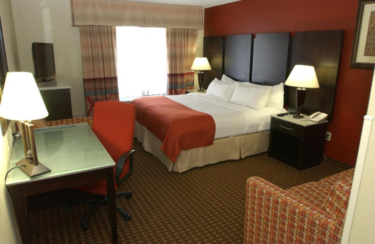 Holiday Inn Hotel & Suites Owatonna Стая снимка