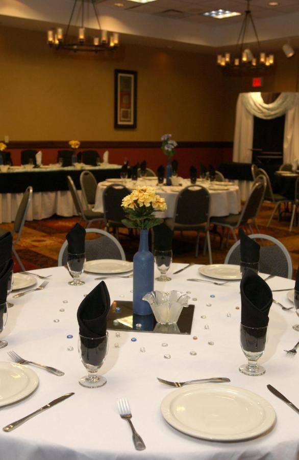 Holiday Inn Hotel & Suites Owatonna Екстериор снимка